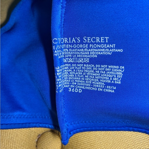 Costumes - Picture 15 of 16